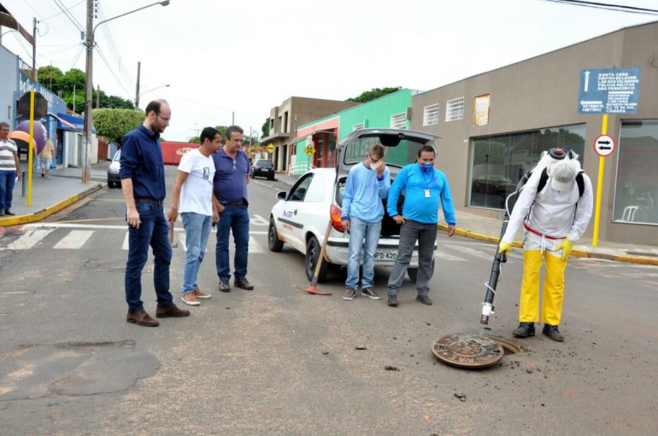 Prefeitura realiza dedetização em bueiros da cidade
