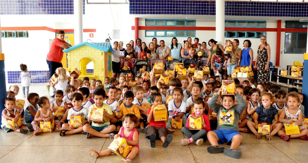  Fundo Social de Urânia distribui chocotones doados pelo Fundo Social do Estado