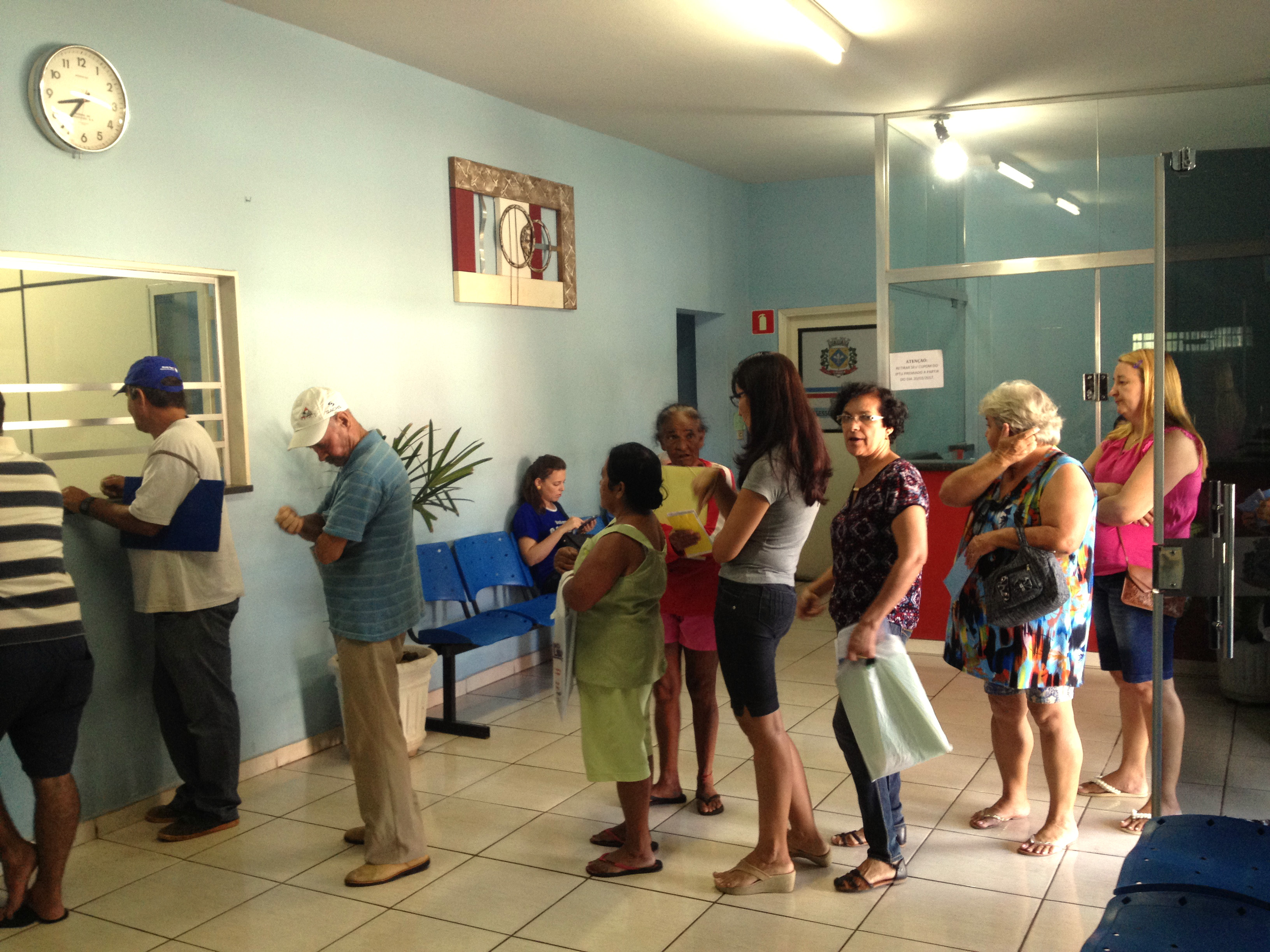 População faz fila participar da promoção “IPTU Premiado”
