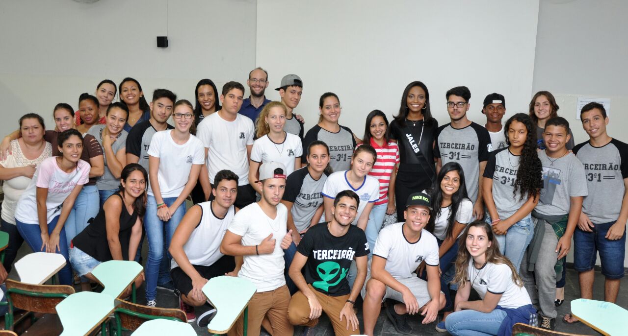 Finalista do Miss São Paulo 2017 bate papo com estudantes na escola Akio Satoru