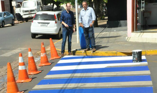 Pintura de faixas de pedestres nas ruas e avenidas da cidade