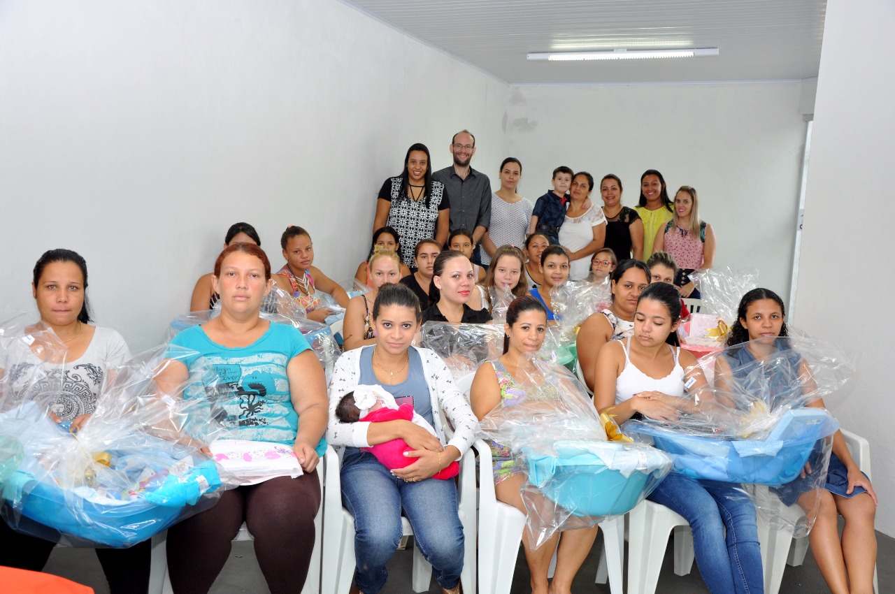 Cras de Urânia encerra a oficina de pintura em fralda para gestantes
