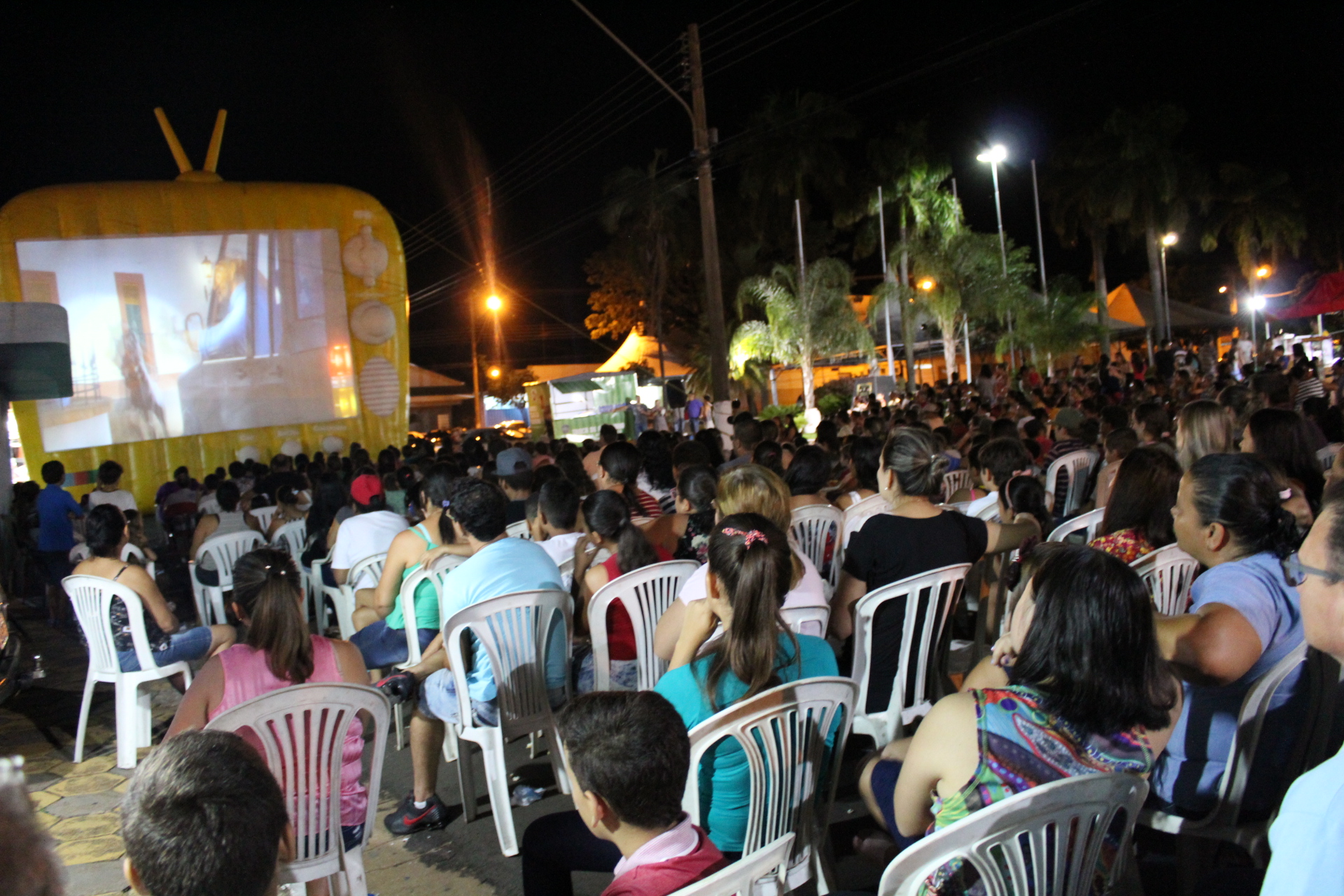 Filme “O Touro Ferdinando” atrai e encanta centena de espectadores