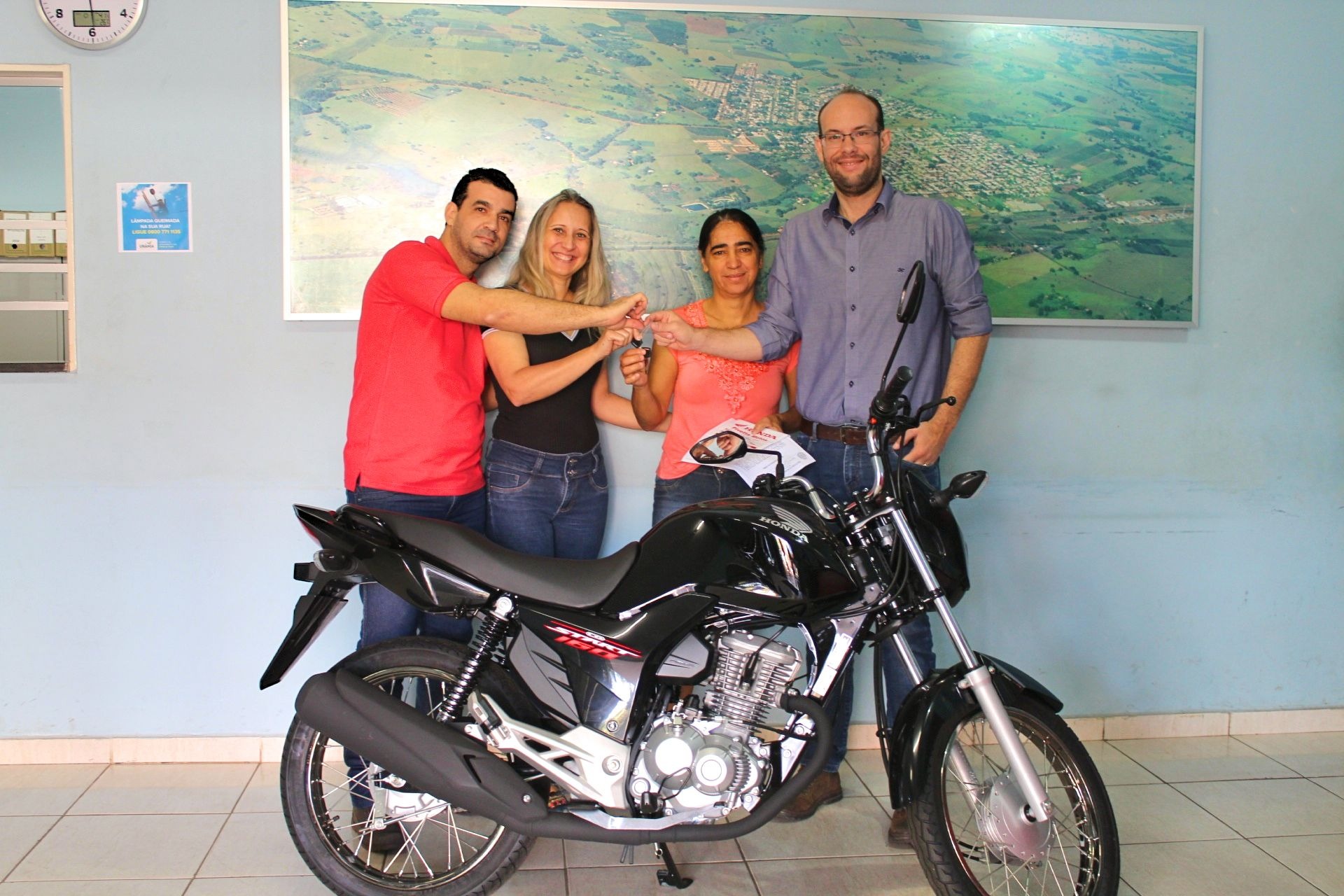 Prefeitura de Urânia entrega moto à ganhadora da Promoção “IPTU Premiado”