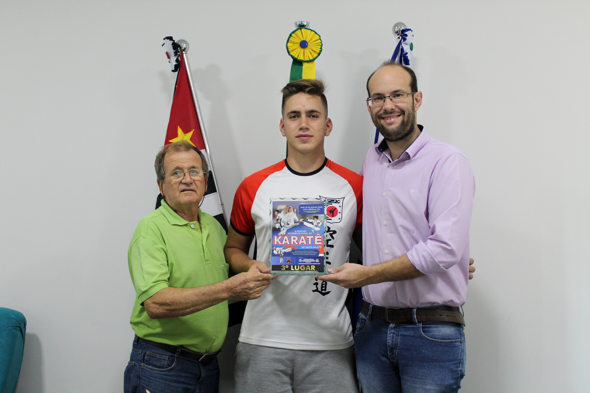 Troféu para Urânia no Karatê