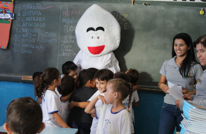Zé Gotinha visita a EMEIF Pinguinho de Gente e reforça a importância da vacinação