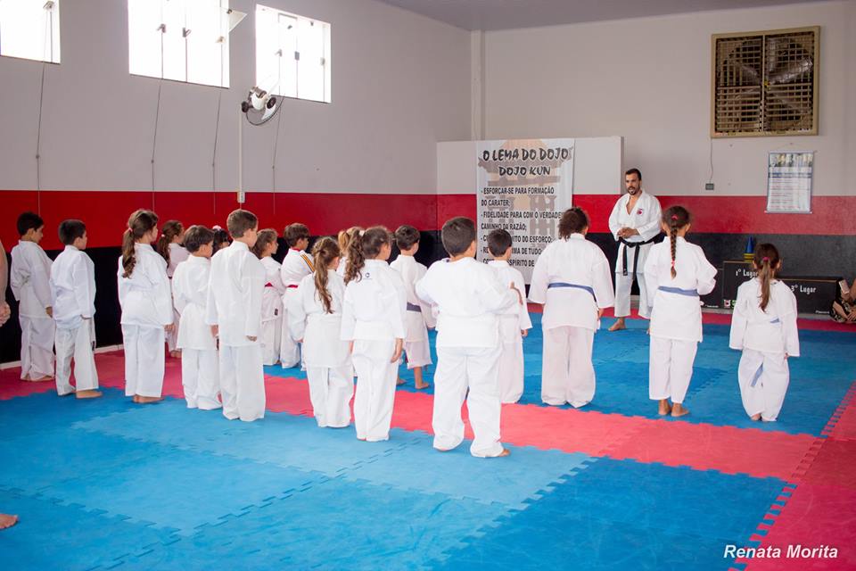 Crianças da EMEIF Pinguinho de Gente visitam a “Karatê Azk Jales”