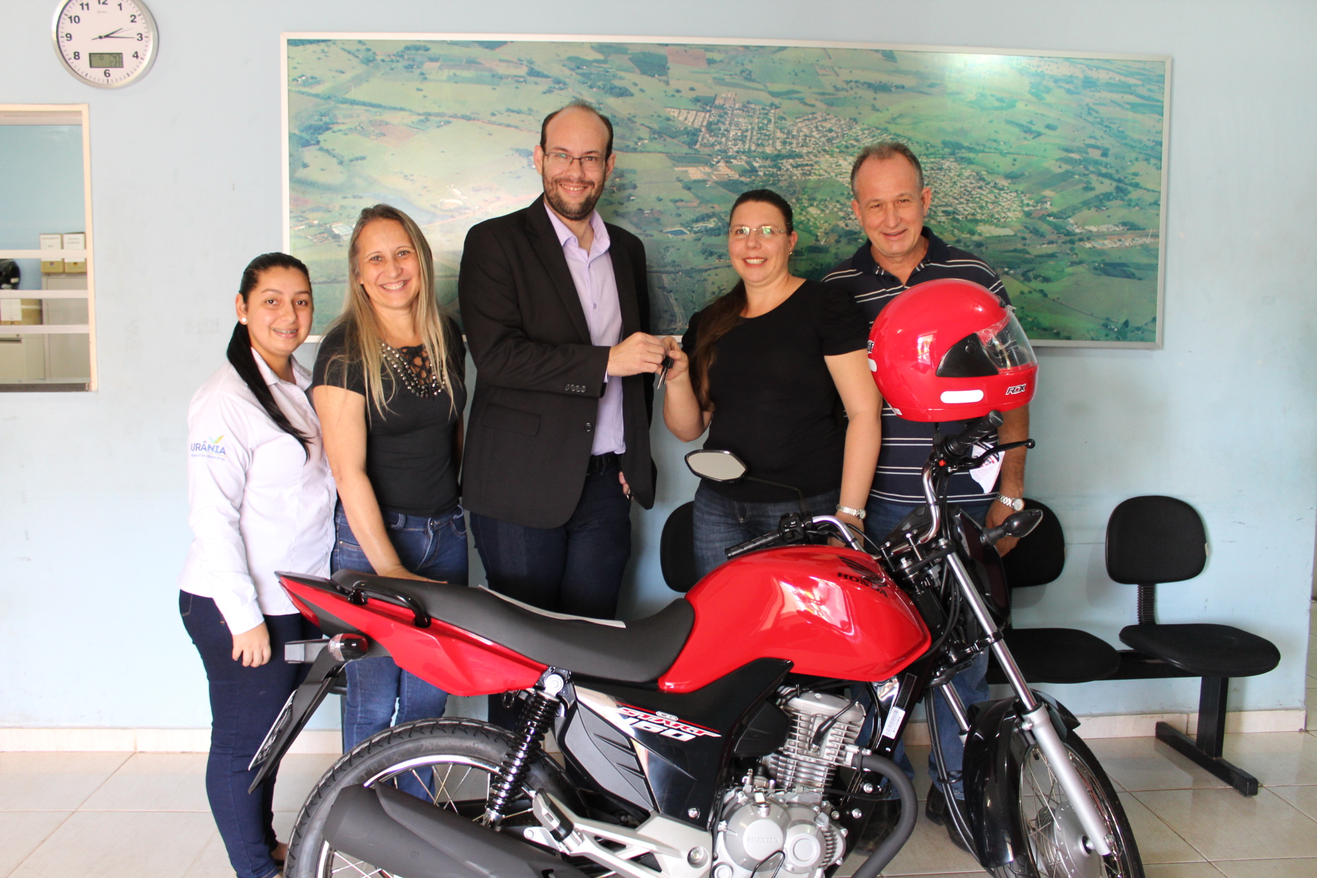 Prefeitura de Urânia entrega prêmio à ganhadora da Promoção IPTU Premiado