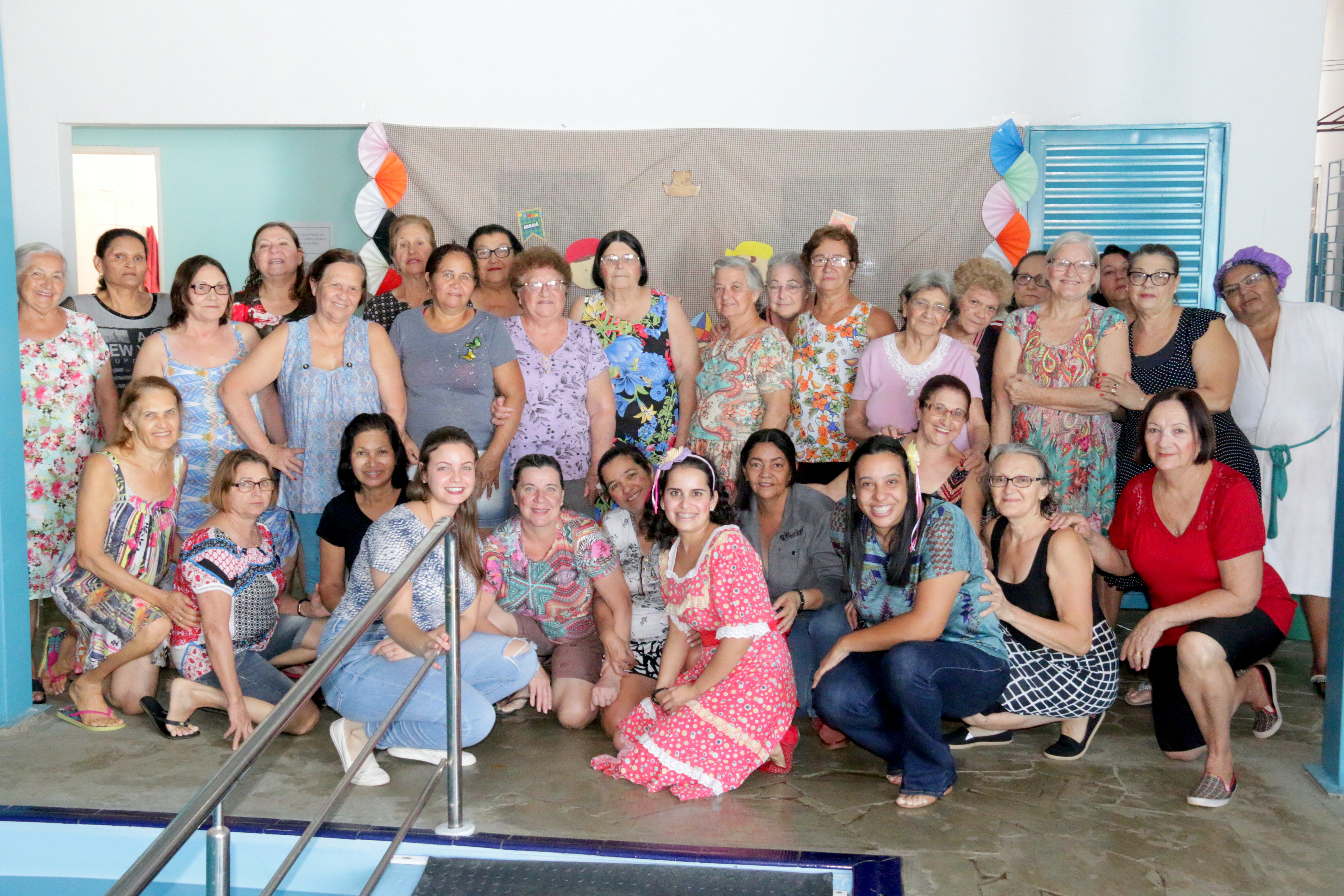 Hidroginástica em clima de festa julina