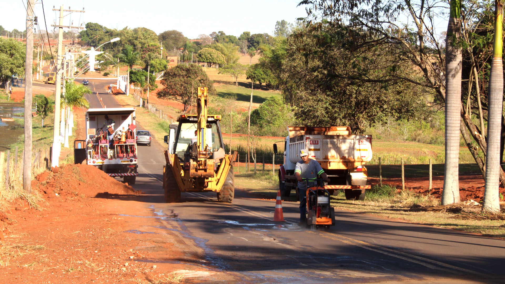 Atenção: máquinas na pista