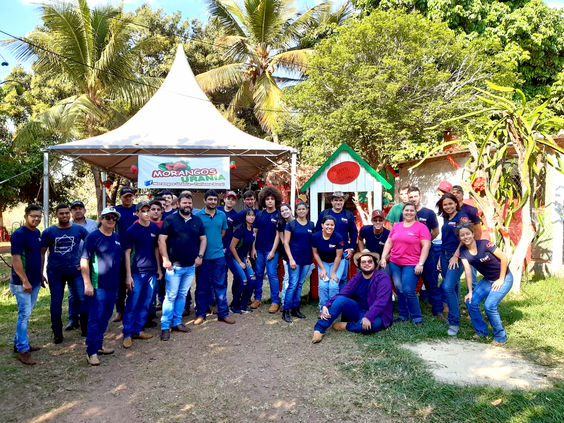 Alunos da ETEC Jales visitam turismo rural de Urânia