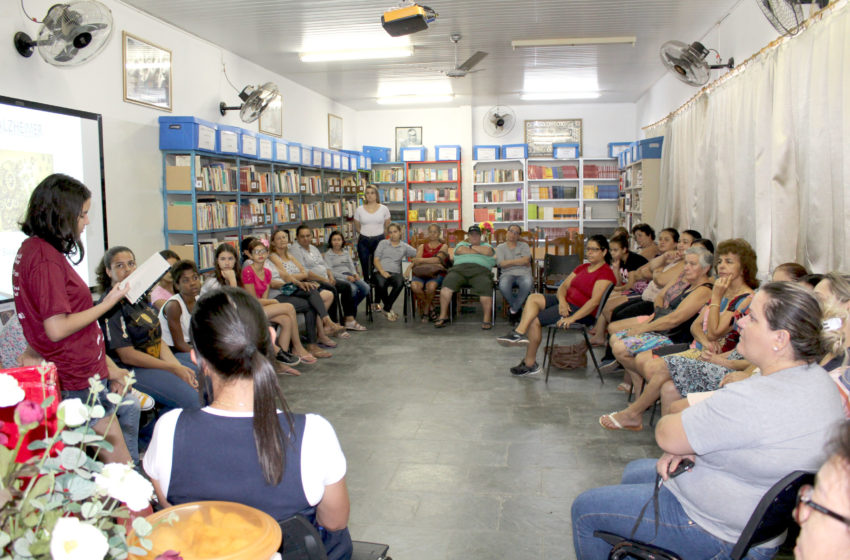  Grupo da saúde se reúne em sala de sala de leitura para falar de  Alzheimer