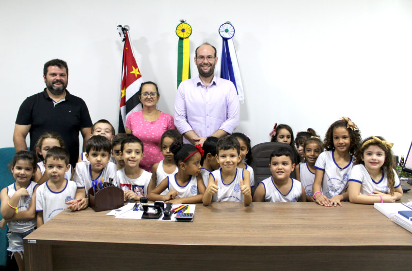  Prefeito Márcio Arjol recepciona alunos da EMEIF Pinguinho de Gente em seu gabinete