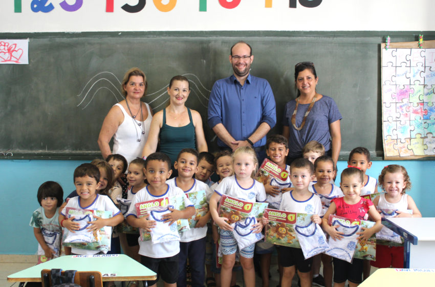 Prefeitura entrega material Anglo e uniformes para alunos da rede municipal