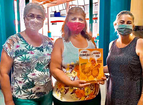 Escritora lança livro infantil e presenteia as escolas