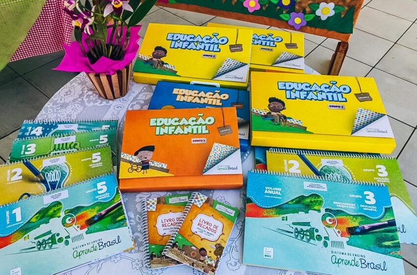 Secretaria Municipal de Educação de Urânia inicia a entrega do material apostilado para alunos