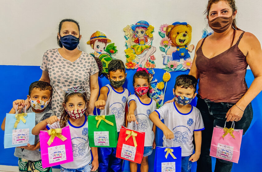 Alunos das escolas municipais de Urânia são contemplados com sacolinhas de guloseimas
