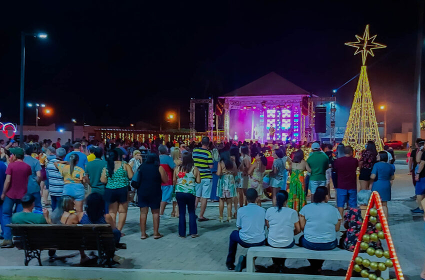 Acender das Luzes em Urânia reúne população na Praça Central
