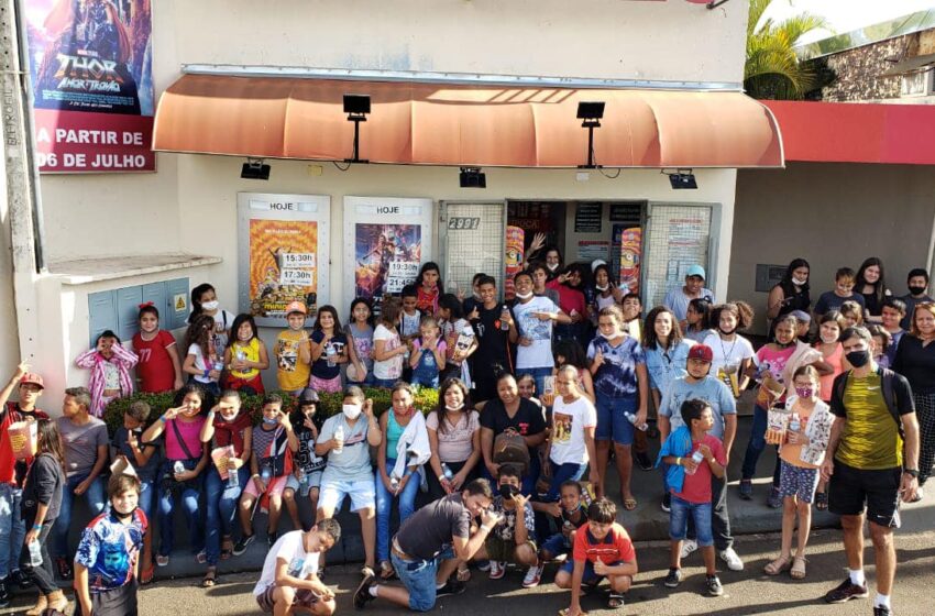 Visita ao cinema e outras atividades marcam mês de julho para os beneficiários de projetos sociais de Urânia