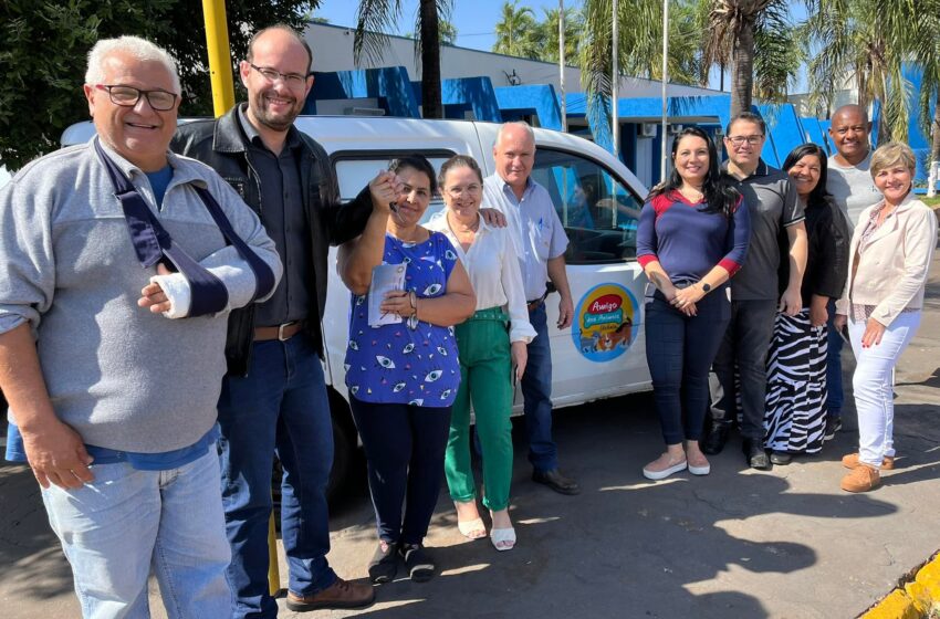 Município entrega veículo para Associação Amigos dos Animais de Urânia