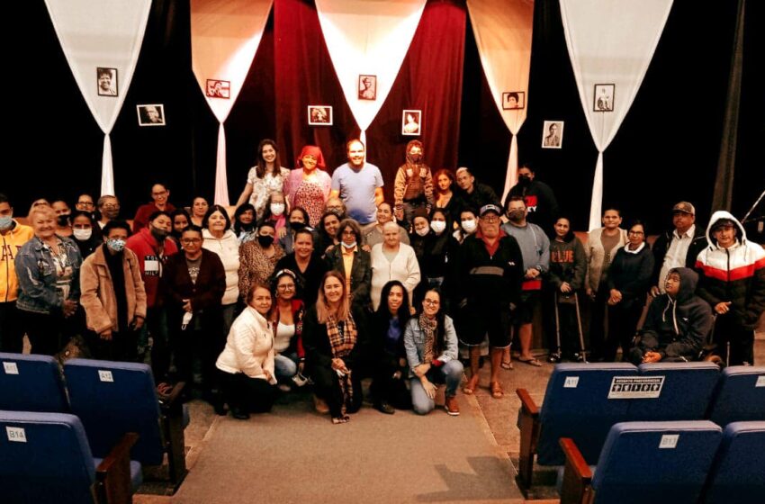 Grupo do SCFV do Cras de Urânia visita Teatro de Jales e prestigia peça teatral em alusão a Campanha Agosto Lilás