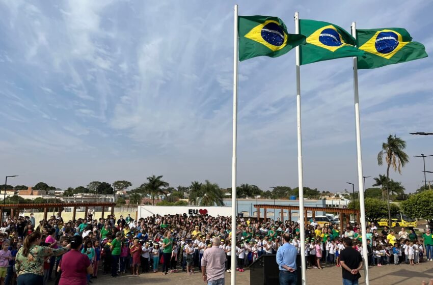  Hasteamento da bandeira do Brasil marca semana da pátria em Urânia