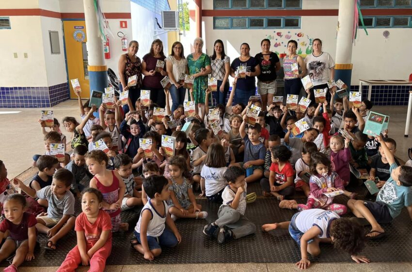  Secretaria Municipal de Educação entrega livros sobre as ‘Histórias do Turismo Rural de Urânia’ aos alunos do município