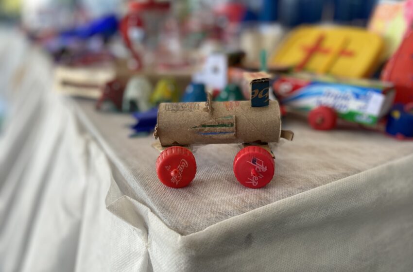 Crianças da Pinguinho de Gente confeccionam brinquedos a partir de recicláveis