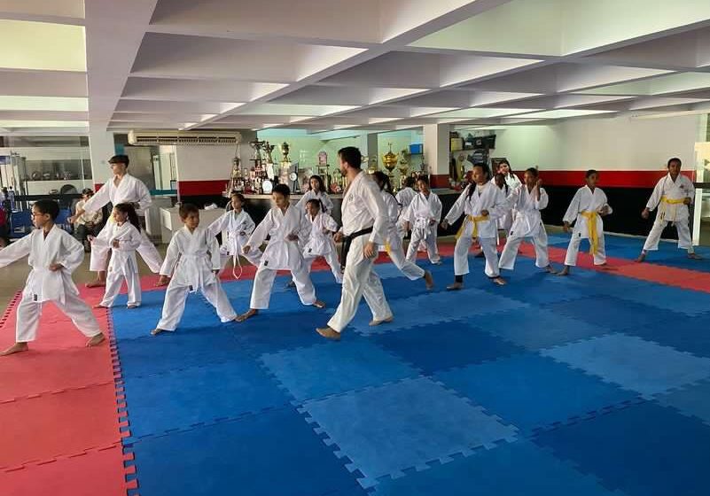  Alunos de Karate fazem exame de graduação de faixas